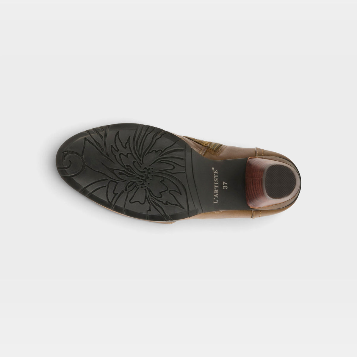 L'Artiste Belgard boots in Olive, outsole view
