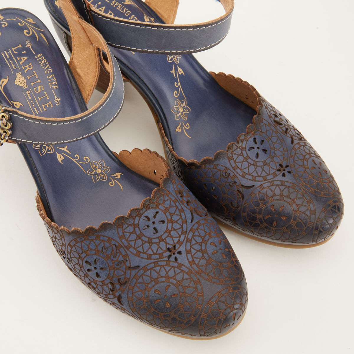 L'Artiste L'ARTISTE EILOOTA SANDALS sandal in beige with handcrafted leather design