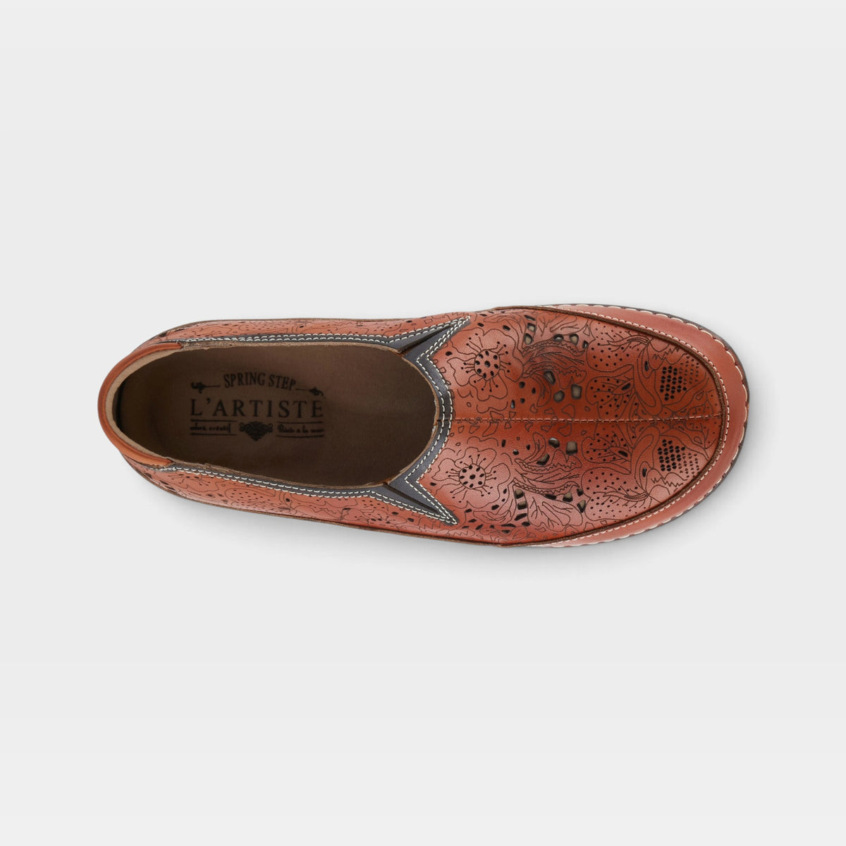 L'Artiste Libora slip-on shoes in Camel, top view