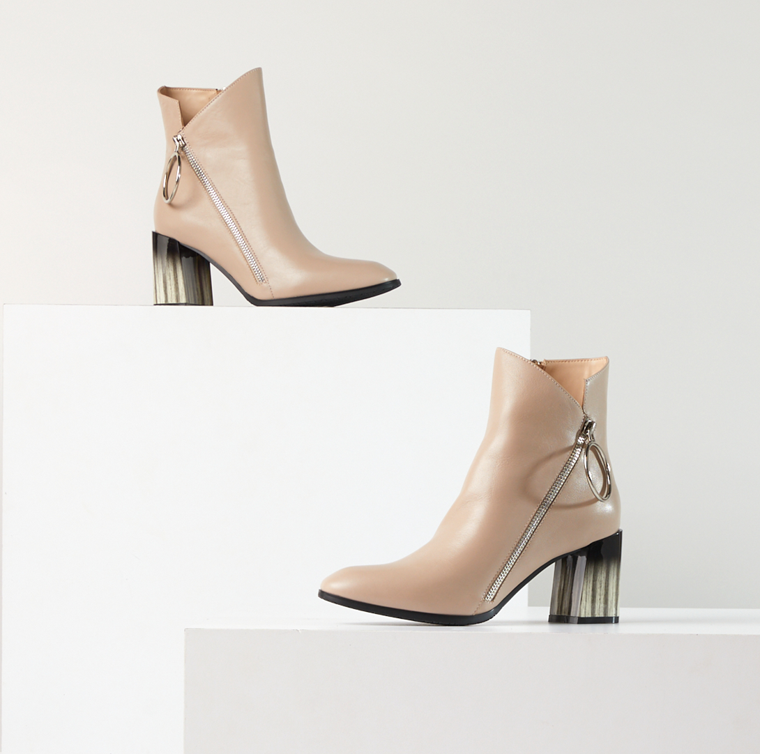 Azura Fabulosa women's boot in black with leather upper and zipper detail